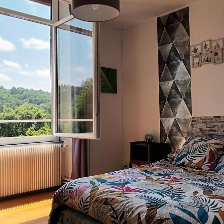 Appartement chaleureux de 82M2 proche de Vulcania Pontaumur Extérieur photo
