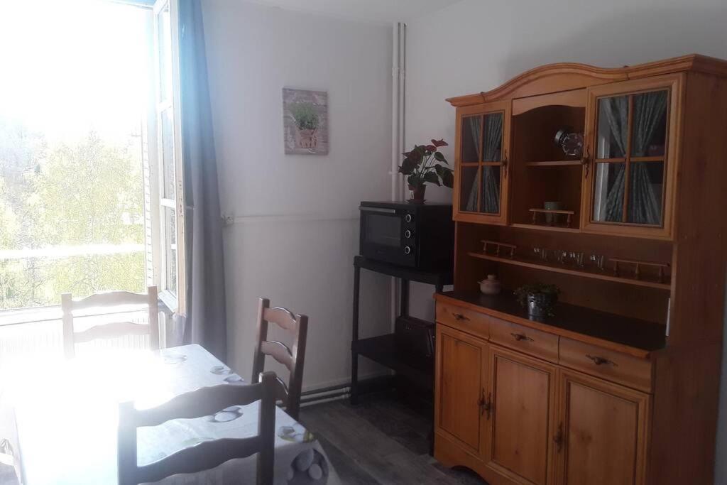 Appartement chaleureux de 82M2 proche de Vulcania Pontaumur Extérieur photo