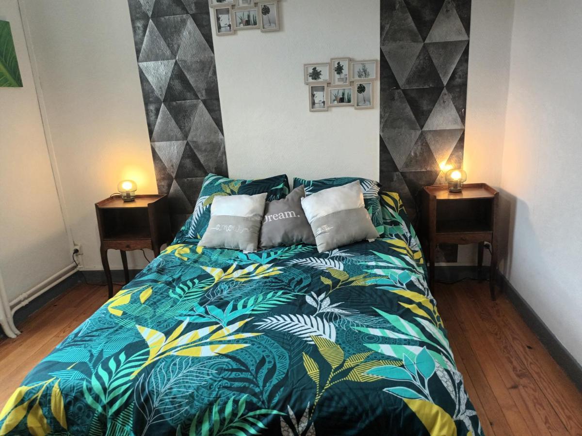 Appartement chaleureux de 82M2 proche de Vulcania Pontaumur Extérieur photo