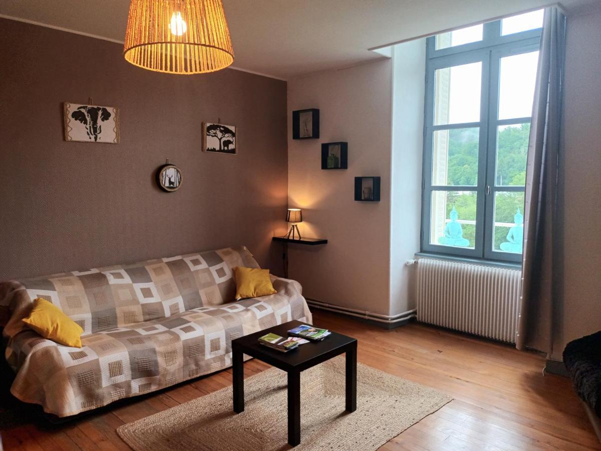 Appartement chaleureux de 82M2 proche de Vulcania Pontaumur Extérieur photo