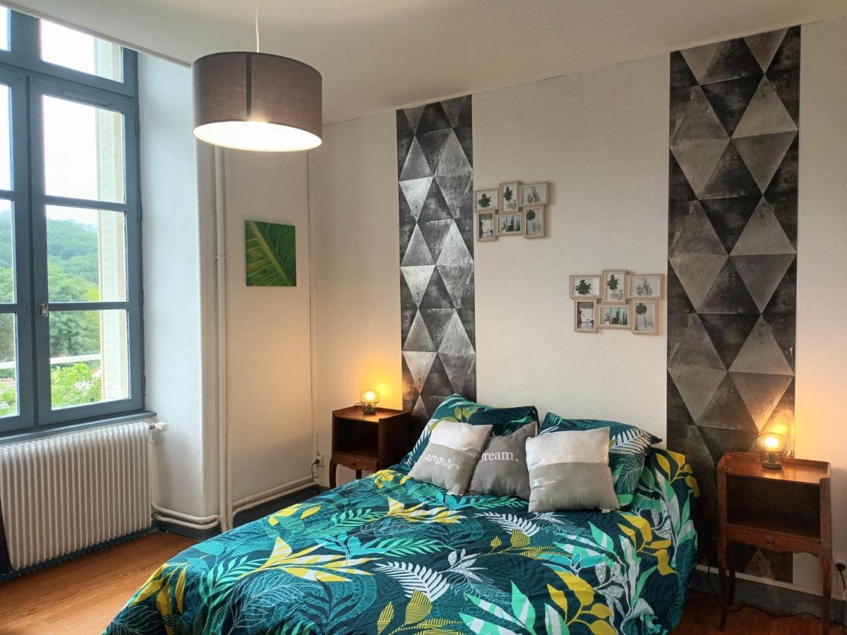 Appartement chaleureux de 82M2 proche de Vulcania Pontaumur Extérieur photo