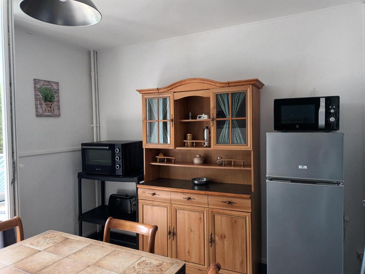 Appartement chaleureux de 82M2 proche de Vulcania Pontaumur Extérieur photo