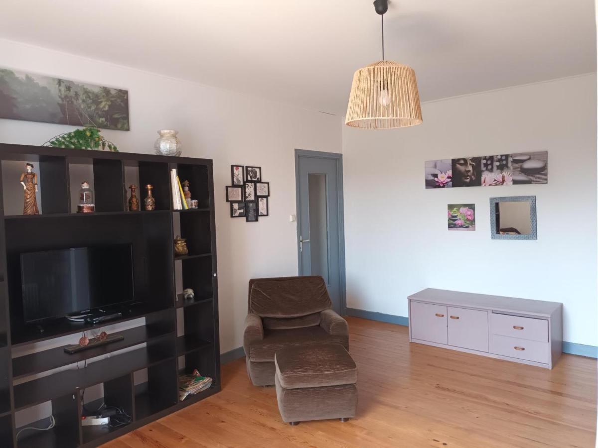 Appartement chaleureux de 82M2 proche de Vulcania Pontaumur Extérieur photo