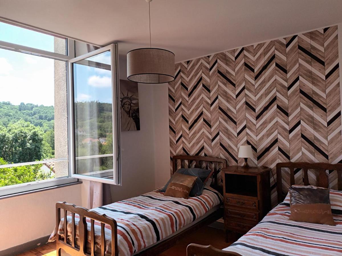 Appartement chaleureux de 82M2 proche de Vulcania Pontaumur Extérieur photo