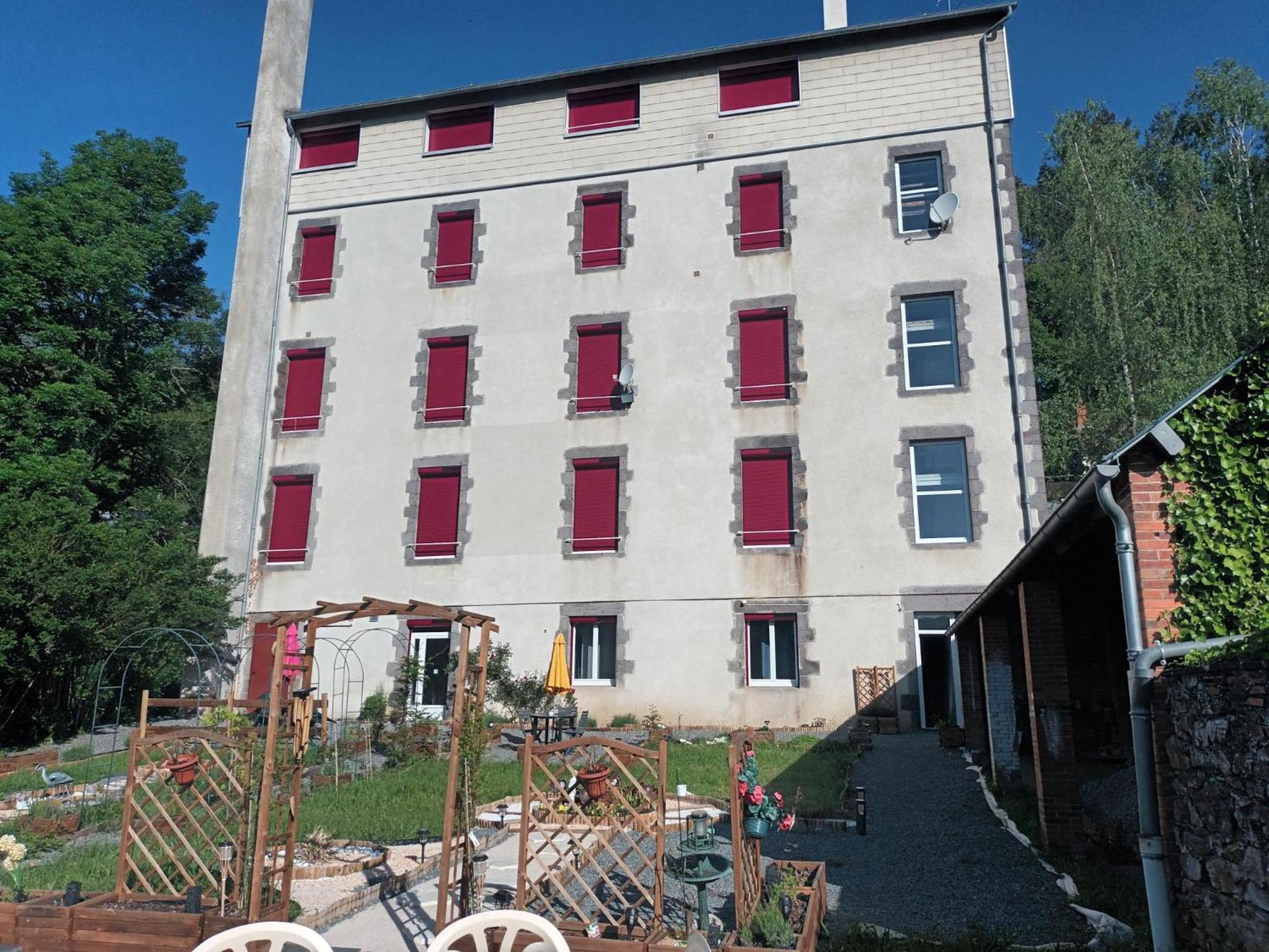Appartement chaleureux de 82M2 proche de Vulcania Pontaumur Extérieur photo